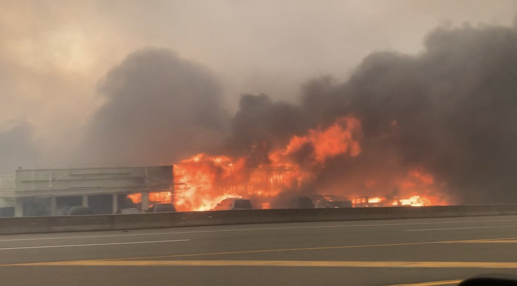 حريق يدمر مدينة عتيقة بكاليفورنيا