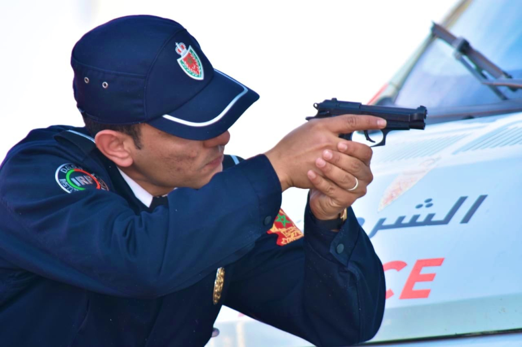شرطي يشهر سلاحه الوظيفي لإيقاف شخص هدد سلامة المواطنين بسلا