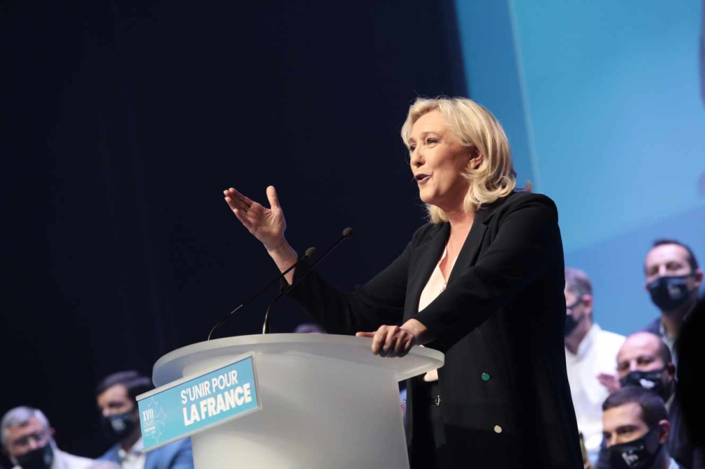 زعيمة اليمين المتطرف الفرنسية تفوز بولاية رابعة للتجمع