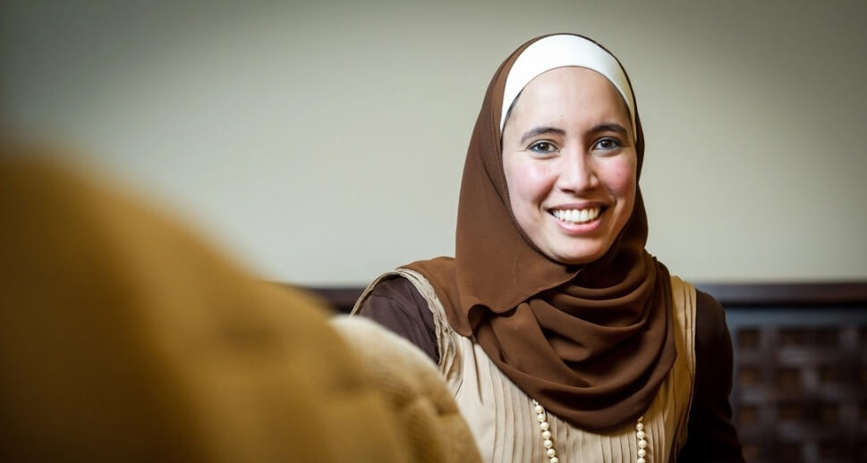 حجاب مسؤولة من أصول مغربية يثير الجدل ببلجيكا