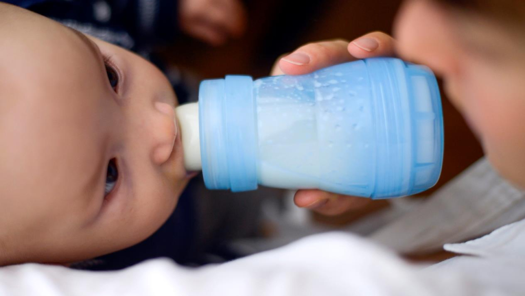 تقرير برلماني يفضح بيع حليب الرضع بالسوق السوداء