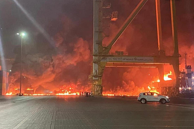 دبي.. السيطرة على حريق ميناء جبل علي بدون ضحايا
