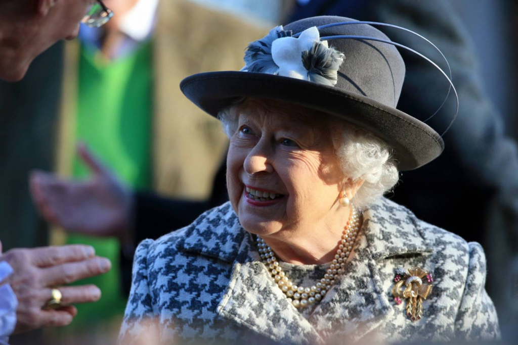 إليزابيث الثانية توصي البريطانيين بدعم ورثة العرش بعد وفاتها
