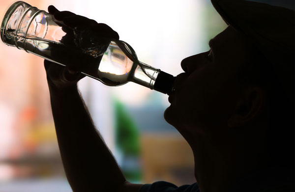 أمن طنجة يوقف “مروجا” للكحول المهربة