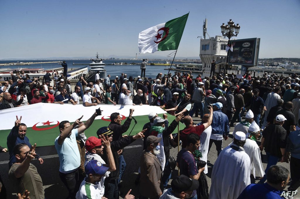 الجزائر تقمع المتظاهرين ورقعة الاحتجاجات تزداد اتساعا