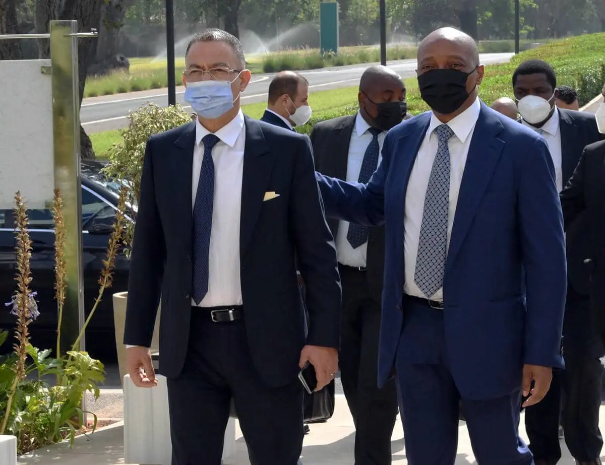 رئيس “الكاف” يصفع الجزائر على أرضها ويُحمّلها مسؤولية عدم مشاركة المغرب في “الشان”