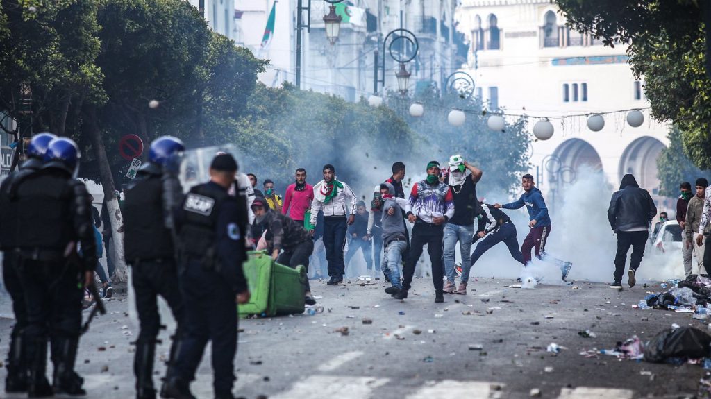 975 تحركا احتجاجيا بتونس في شهر الاستثناء وحل البرلمان