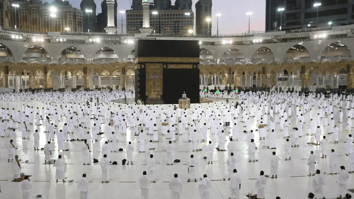 الحجاج يغادرون عرفات نحو مزدلفة