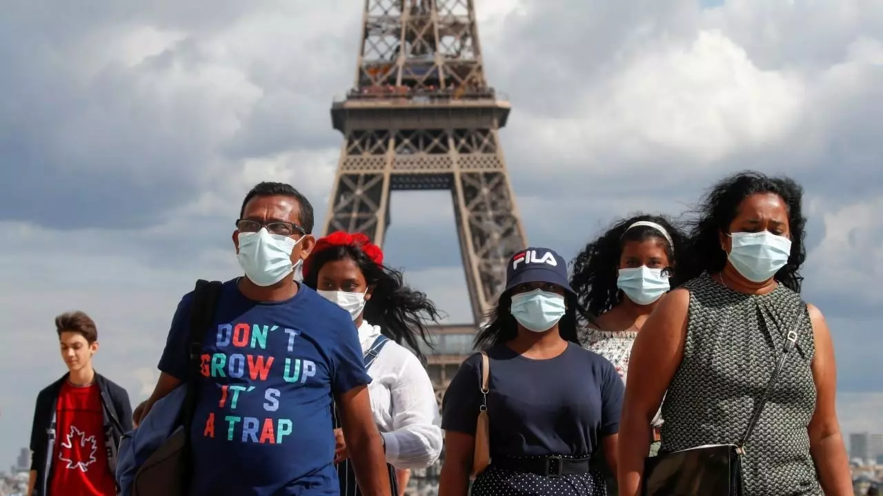 فرنسا تعتمد جرعة رابعة لفيروس كورونا وترفع الإجراءات الاحترازية