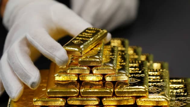 الفائدة ترفع أسعار الذهب في السوق العالمي