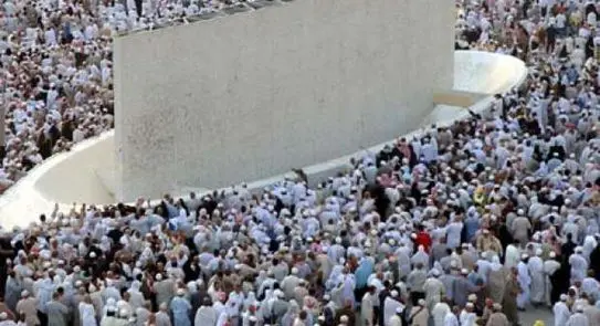 الحجاج يستكملون رمي الجمرات الثلاث خلال أيام التشريق
