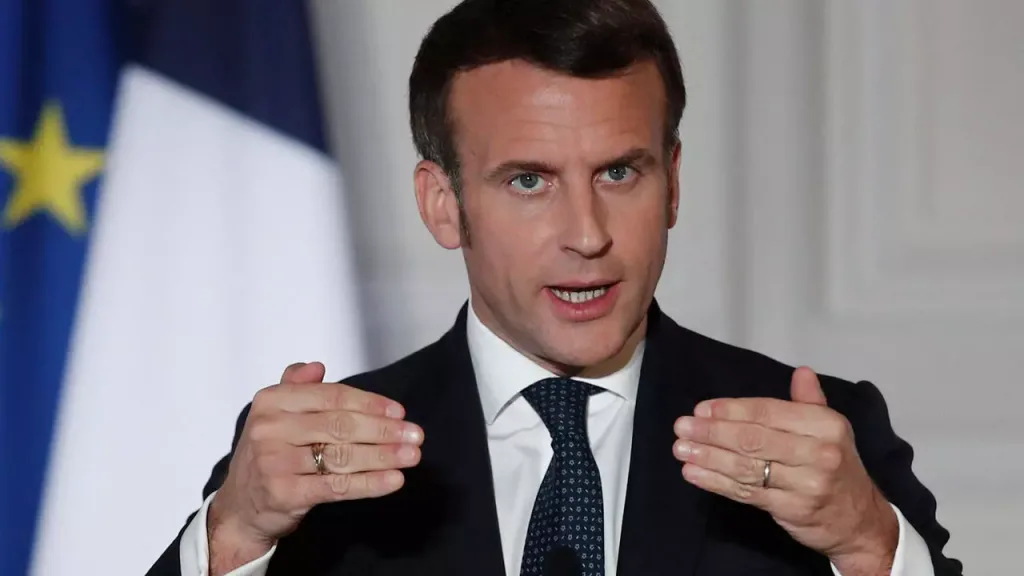 بسبب التجسس.. “بيغاسوس” يدفع الرئيس الفرنسي لتغيير رقم هاتفه