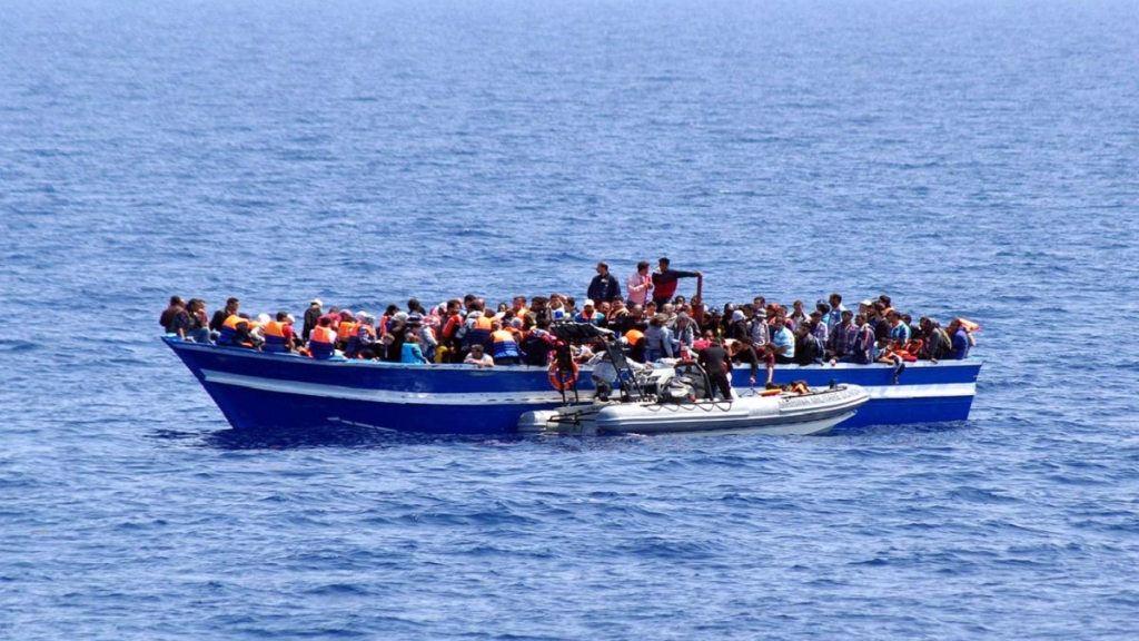 غرق 16 مهاجرا وإنقاذ 166 بالسواحل التونسية