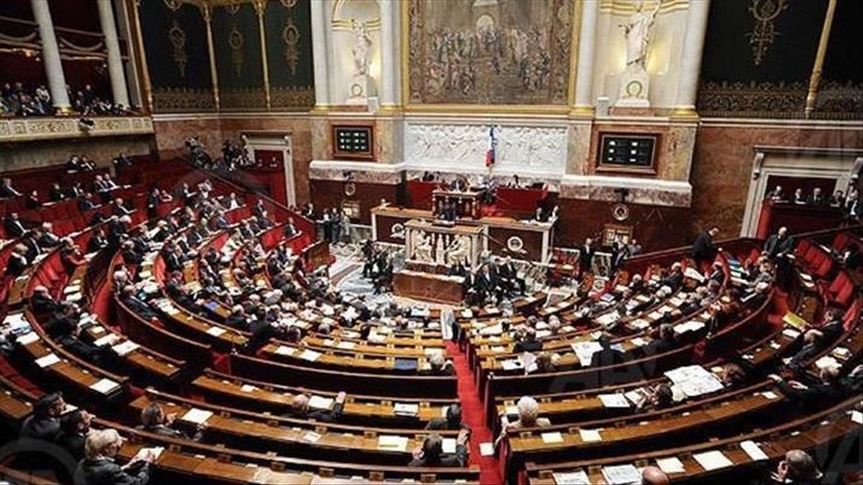 البرلمان الفرنسي يصادق على قانون يحد من “سيطرة الإسلاميين”!