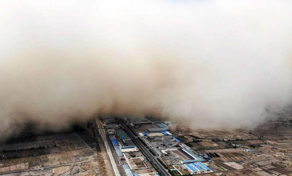 عاصفة رملية “تدفن” مدينة صينية في دقائق
