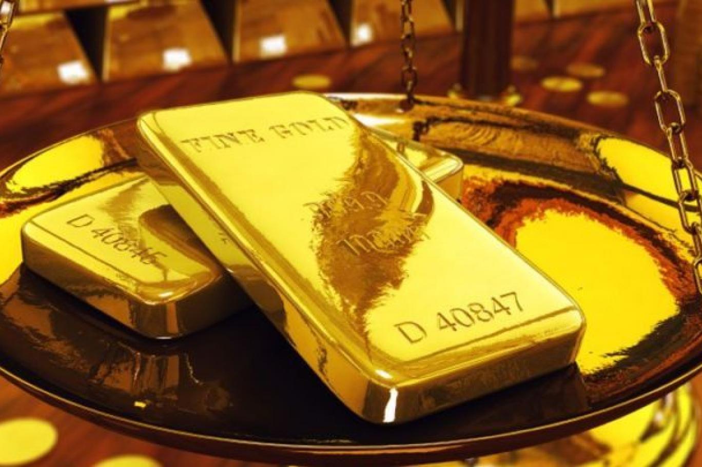 الدولار يرفع أسعار الذهب في السوق العالمي