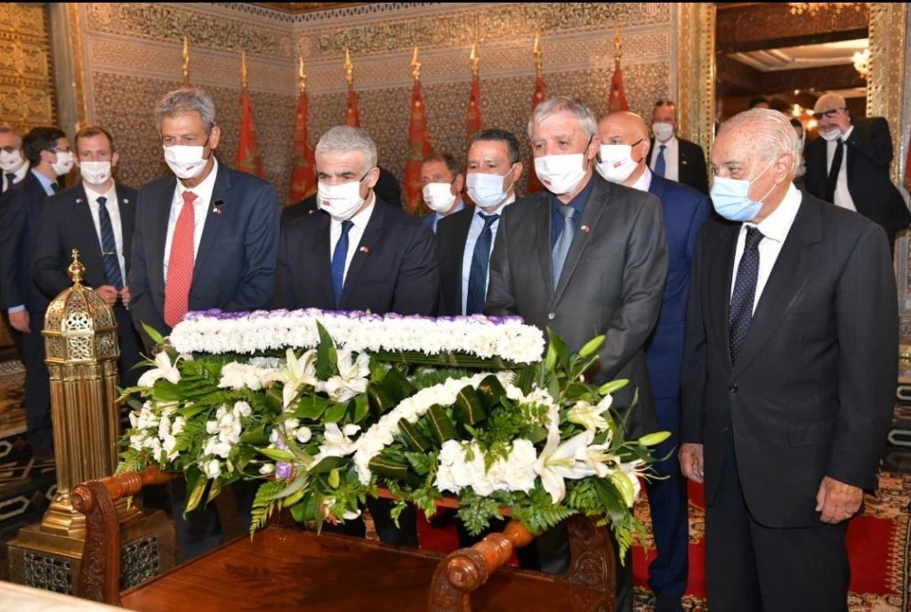 لابيد يزور ضريح محمد الخامس ويخط عبارات الامتنان على الدفتر الذهبي