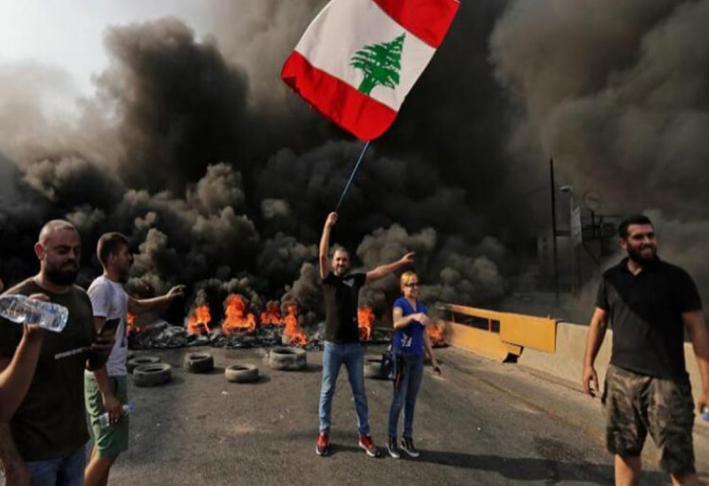 رفع الدعم عن المحروقات بلبنان يفجر احتجاجات واسعة بالبلاد