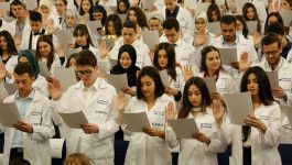 ملف “طلبة الطب والصيدلة” بين مساندة المعارضة ورفض الأغلبية لـ”تسييسه”