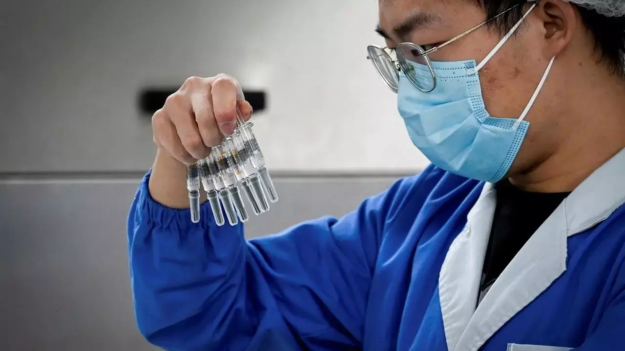 العرض أكثر من الطلب.. بلد يتخلص من لقاحات كورونا