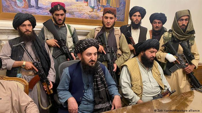 طالبان تعد ب”مصالحة وطنية” وكرزاي يعود للواجهة وأمريكا تراقب