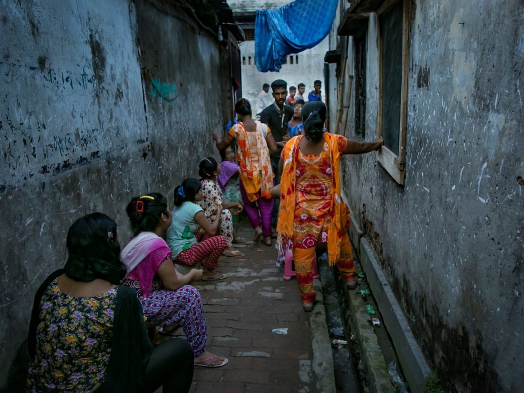 لاستعادة نشاطهن.. عاملات الجنس ببنغلاديش يتلقين لقاح كورونا