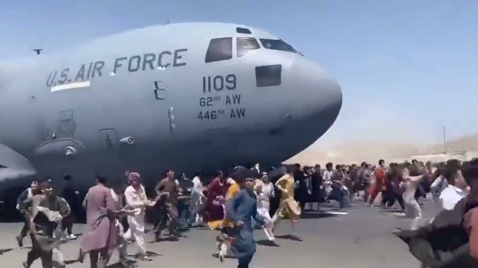 الطائرة الأمريكية المكدسة نقلت 823 أفغانيا