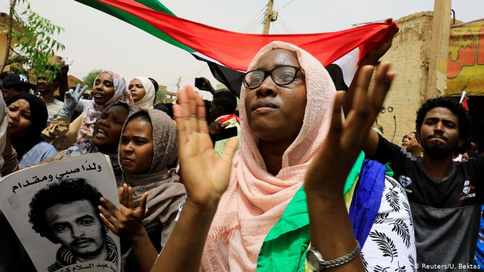 متظاهرون بالسودان يرفعون شعار “الردة مستحيلة” بوجه العسكر