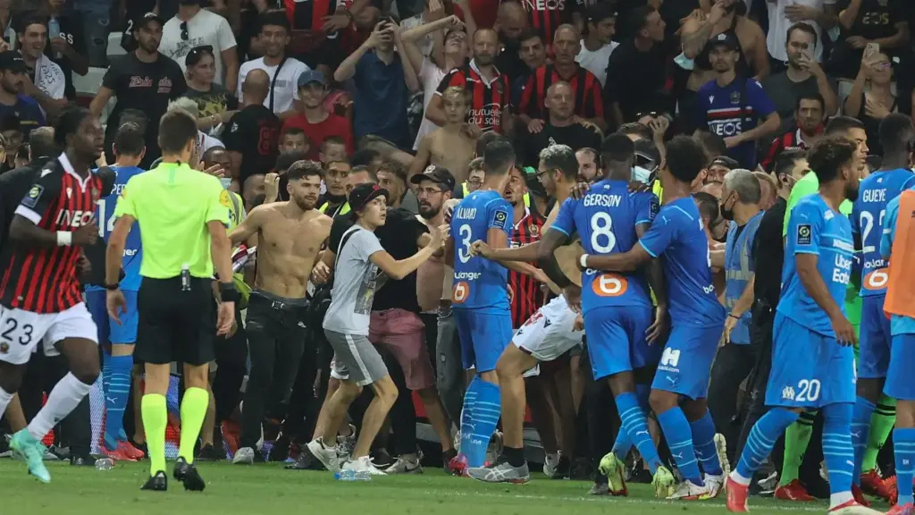 رابطة “الليغ1” تفتح تحقيقا في شغب مباراة نيس ومرسيليا