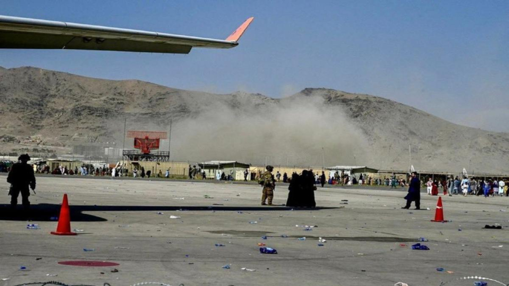 بايدن يحذر من هجوم “محتمل جدا” على مطار كابول خلال الساعات المقبلة