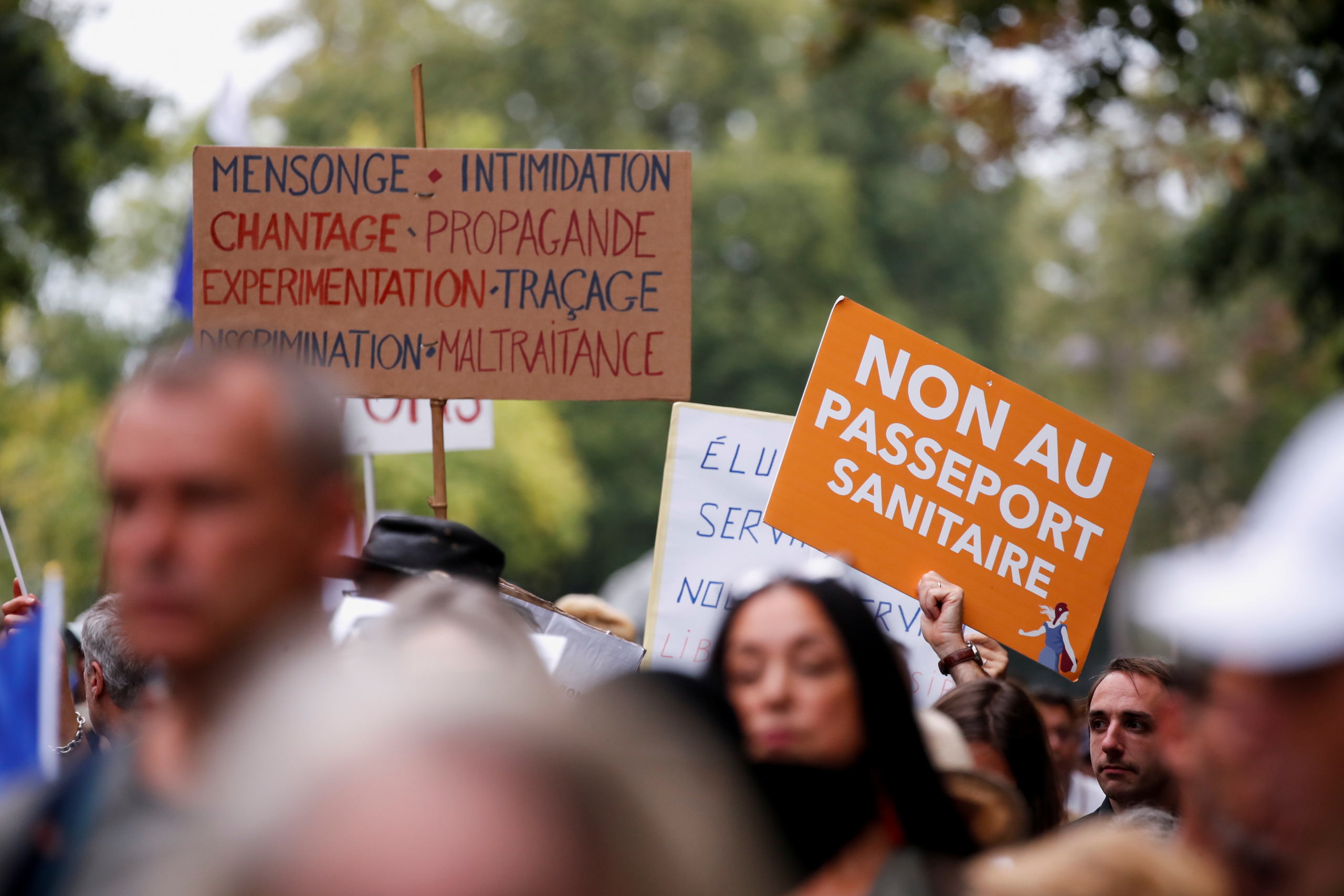 الاحتجاجات مستمرة بفرنسا ضد الشهادة الصحية ومطالب لإيقاف تلقيح الأطفال