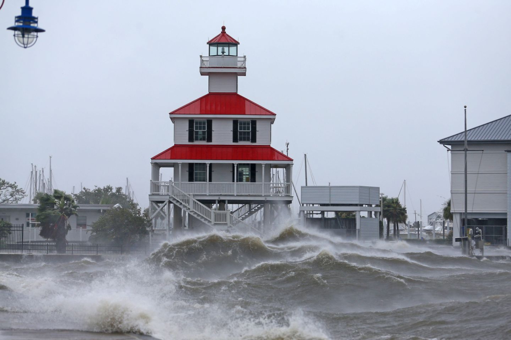إعصار “إيدا” يفرض حالة طوارئ تاريخية بنيويورك