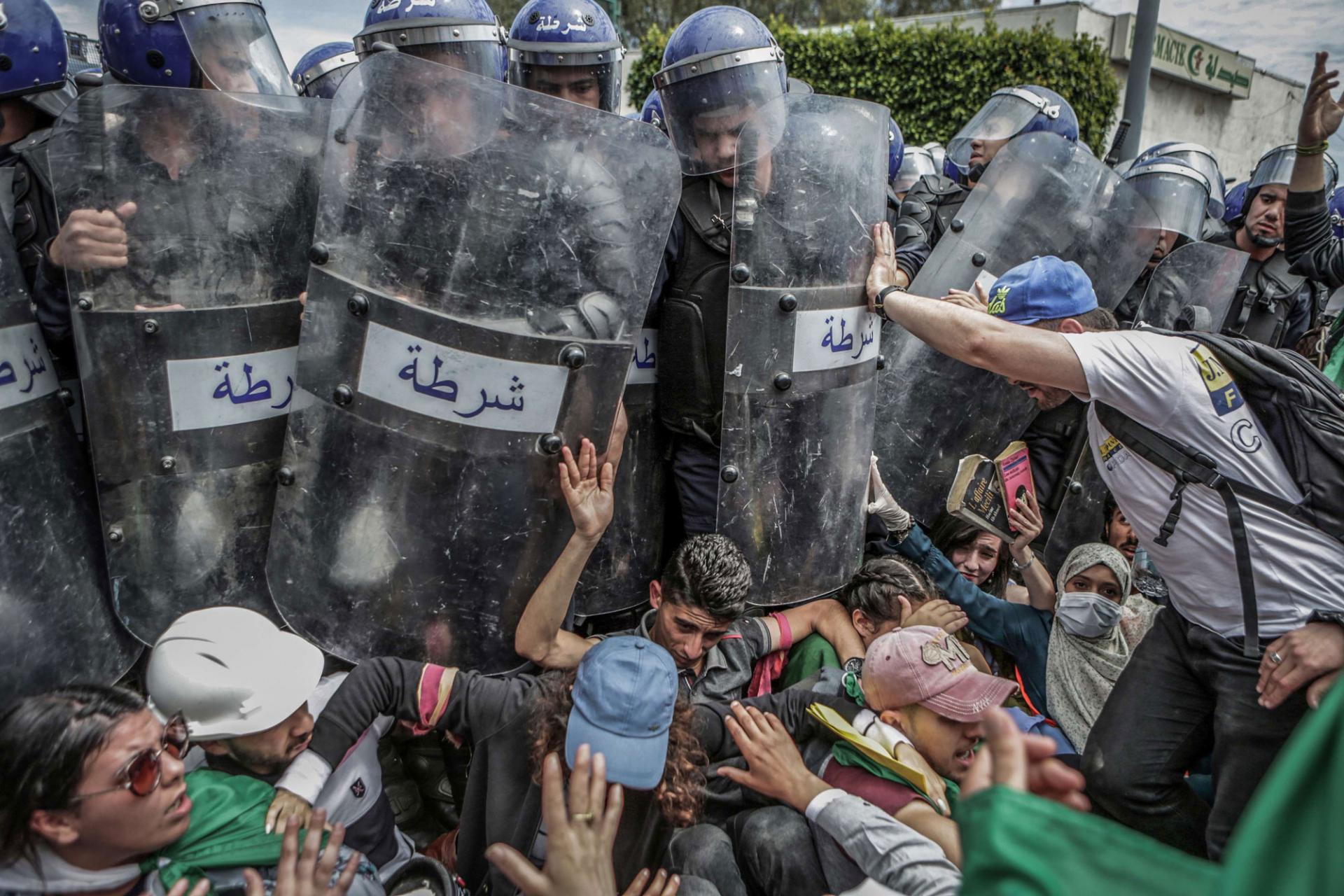 جامعيون جزائريون يستنكرون استخدام العدالة أداة للقمع والاستبداد