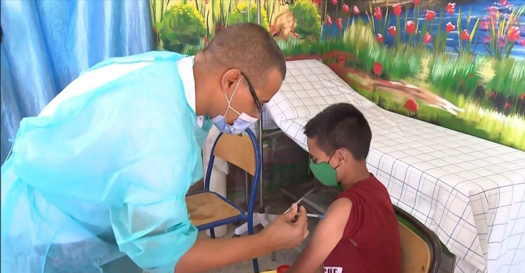تلاميذ جهة فاس-مكناس يتلقون الجرعة الثانية للقاح كورونا