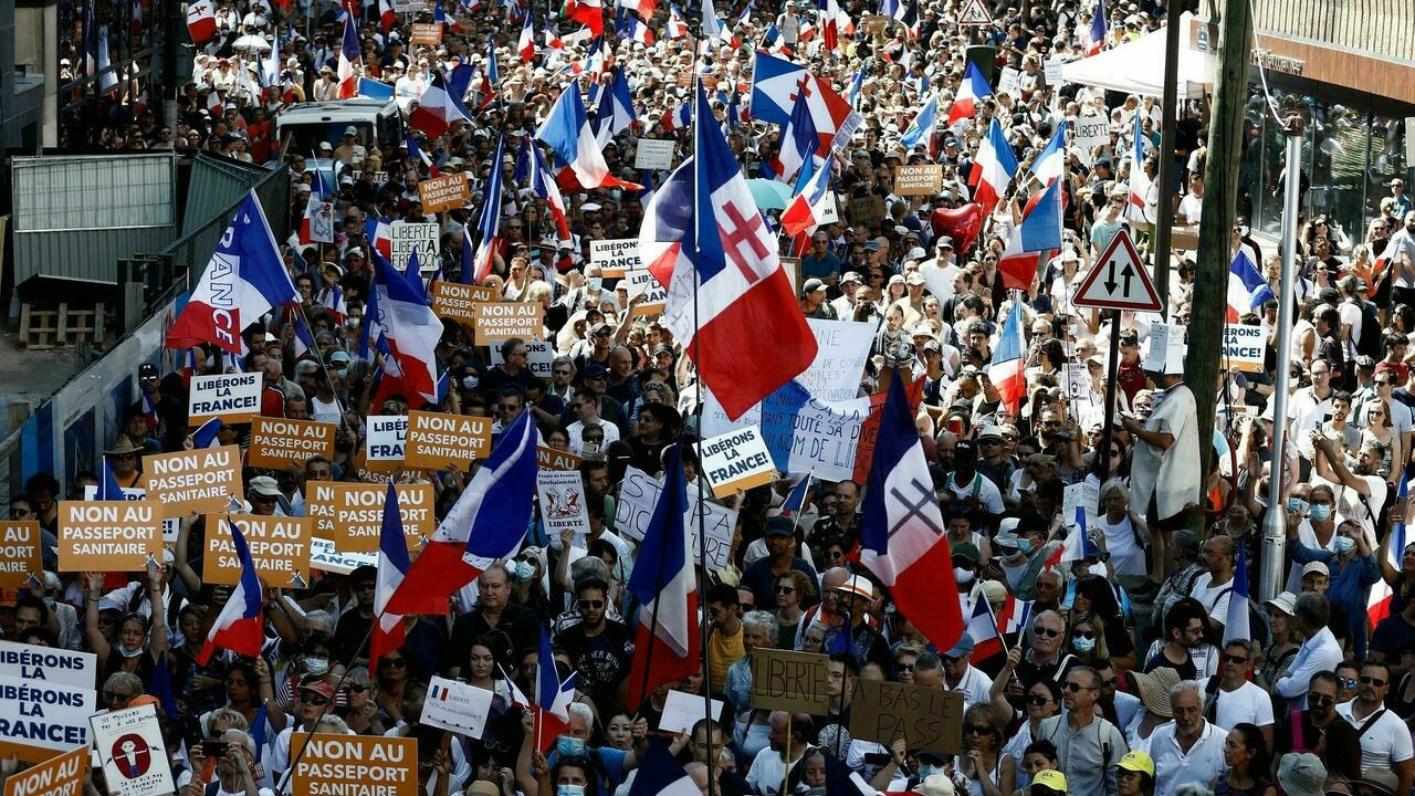 عاملون بالقطاع الصحي ينضمون للتظاهرات ضد اللّقاح و”جواز كورونا” بفرنسا