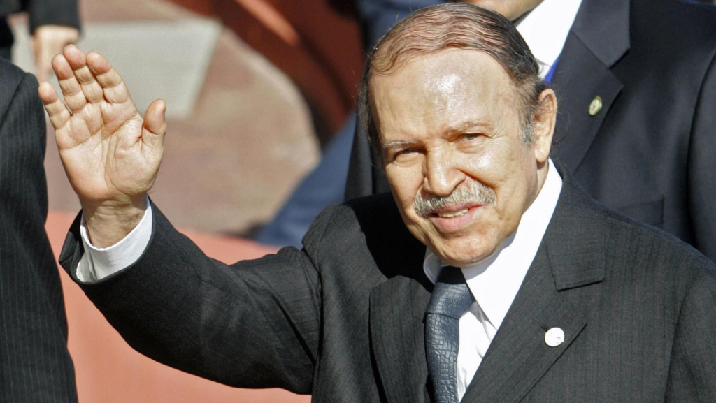 رحيل بوتفليقة بين صمت السلطات وتعليقات لاذعة للجزائريين