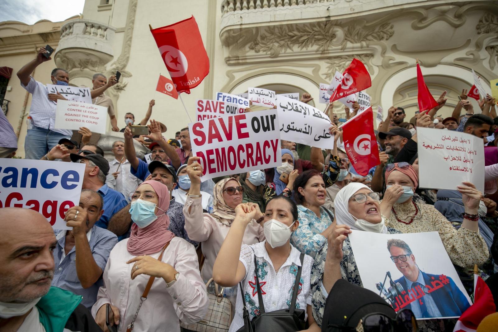 احتجاجات بتونس من أجل عودة “الشرعية” وإسقاط “الانقلاب”