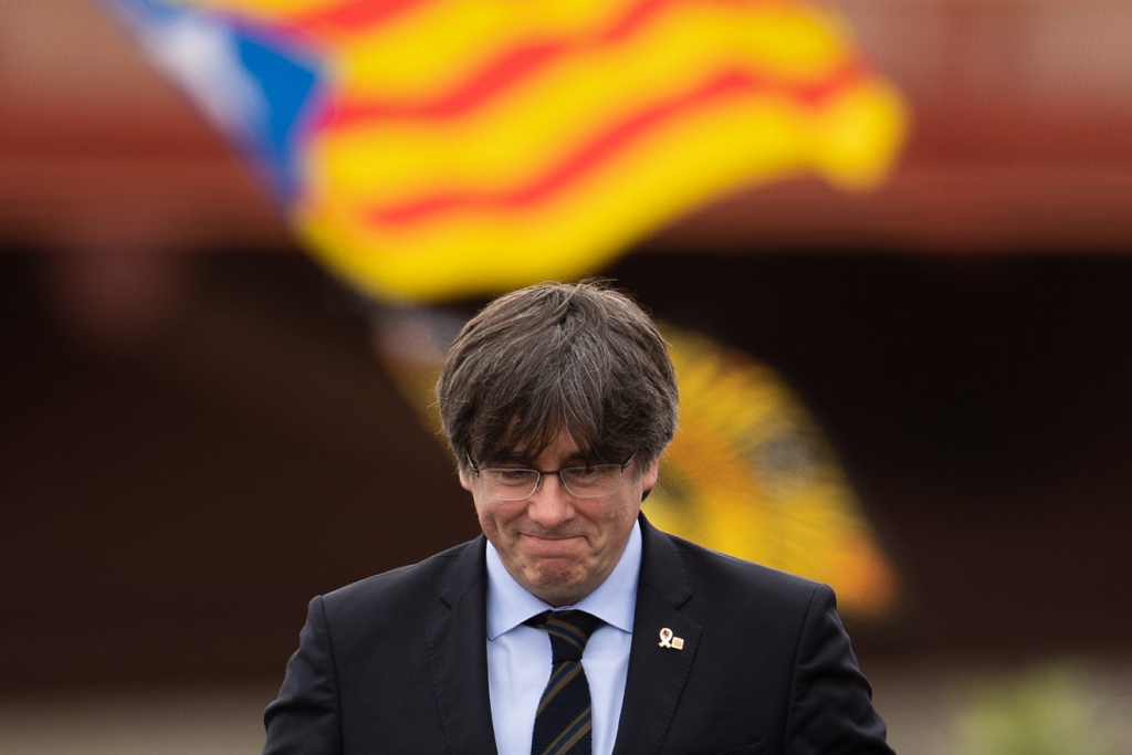 اعتقال زعيم انفصاليي كتالونيا بإيطاليا