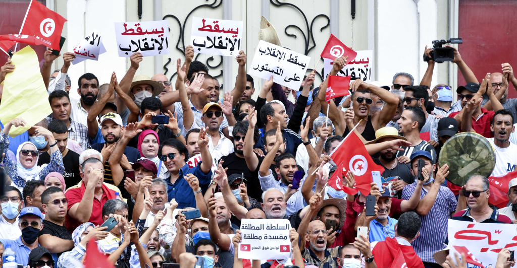 تونسيون يطالبون بعزل سعيّد وإلغاء الاستثناء وفتح البرلمان