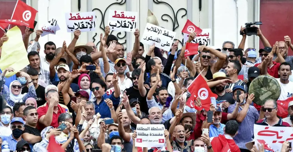 “الشعب يريد ما لا تريد”..تونسيّون يطالبون بعزل الرئيس