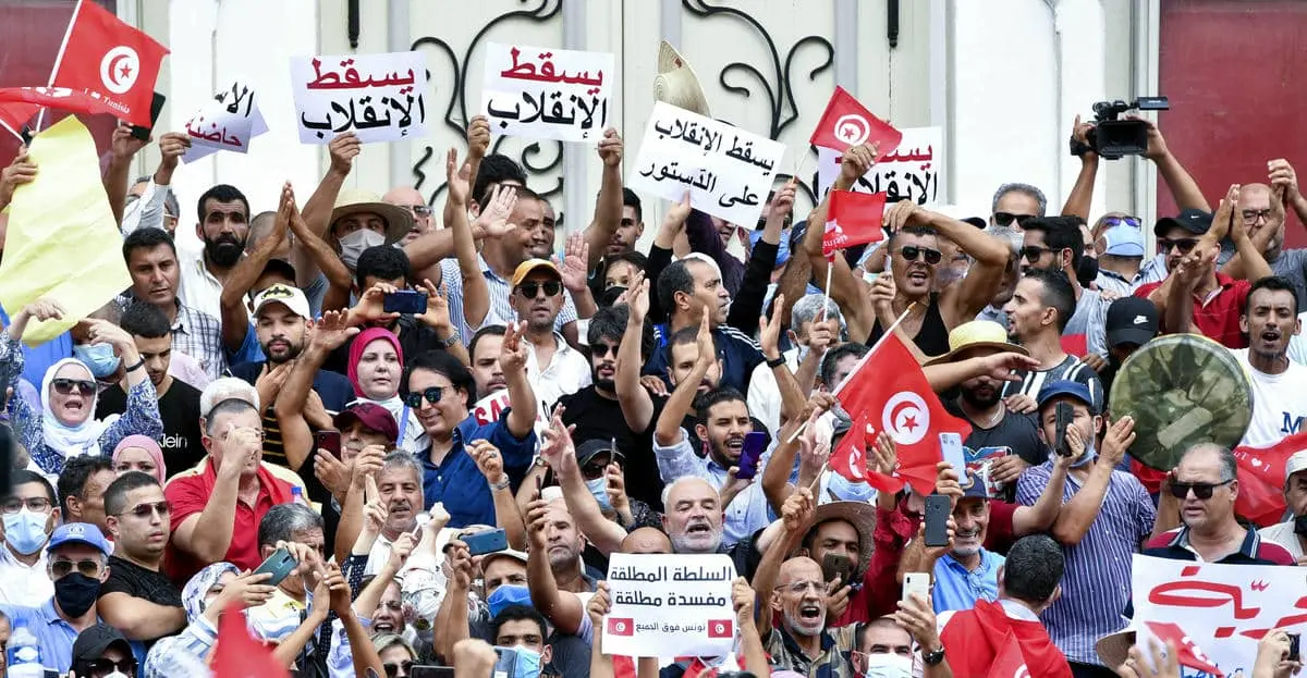 “الشعب يريد ما لا تريد”..تونسيّون يطالبون بعزل الرئيس