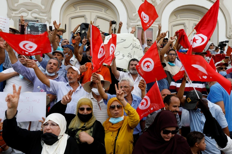 غليان بتونس.. مظاهرات مناهضة وأخرى مؤيدة لقرارات الرئيس سعيّد
