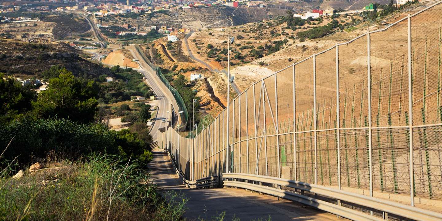 إسبانيا تمدد إغلاق الحدود البرية لسبتة ومليلية المحتلتان