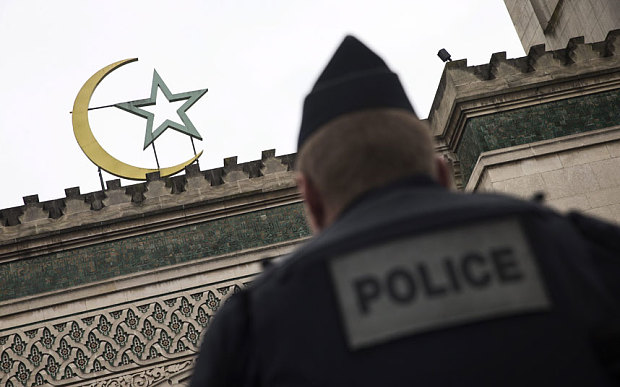 السلطات الفرنسية تغلق 6 مساجد