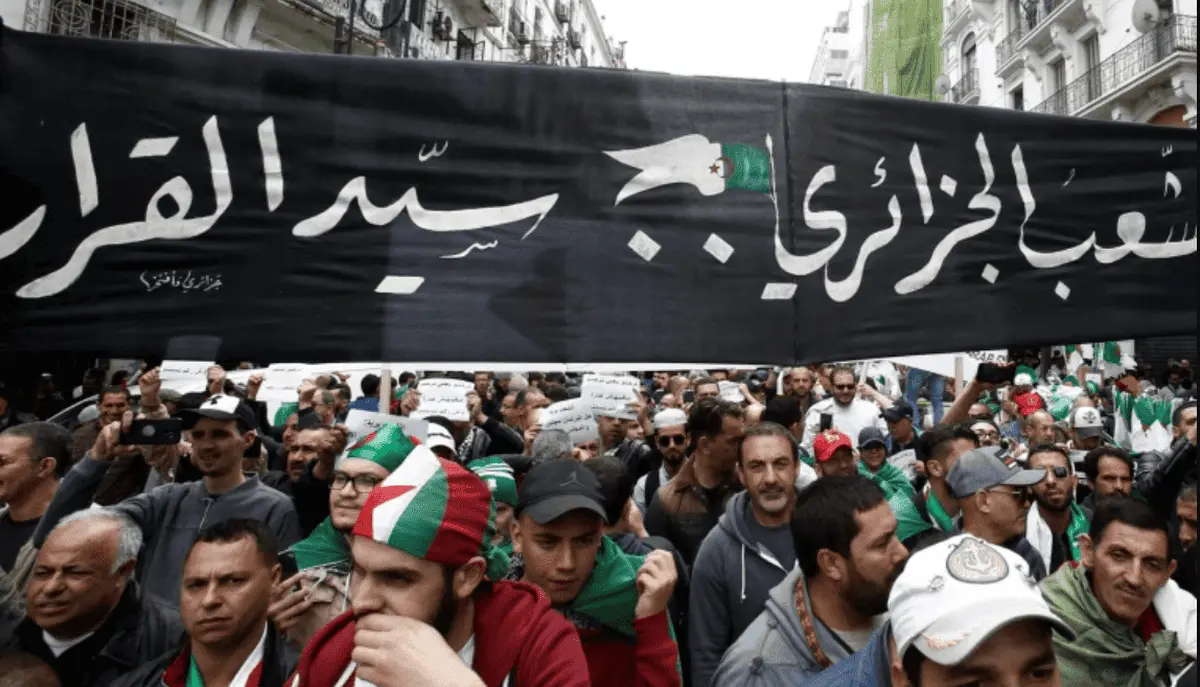 “لوبوان”: الجزائر على فوهة بركان والشعب طلّق القيادة قبل عام