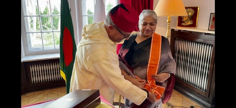 الملك يمنح الحمالة الكبرى للوسام العلوي لسفيرة بنغلاديش السابقة