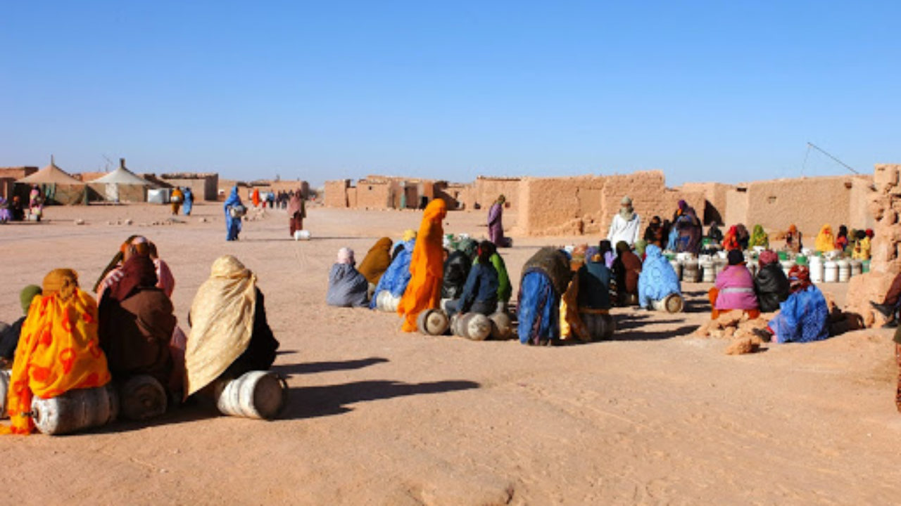 مركز إفريقي: الجزائر والبوليساريو تتاجران بالمساعدات الموجهة للمحتجزين بمخيمإت تندوف