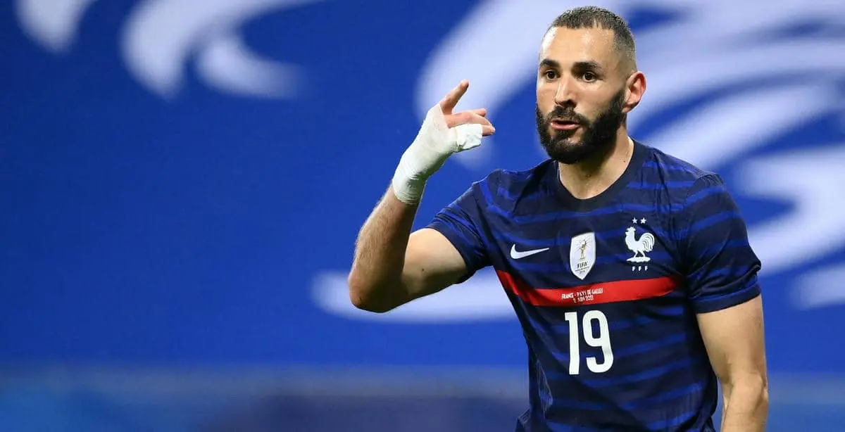 بنزيما يعلن اعتزاله وينهي مسيرته مع المنتخب الفرنسي