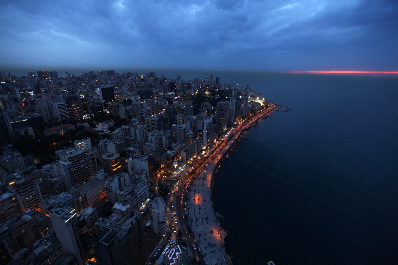 انقطاع الكهرباء.. لبنان ترزح تحت الظلام