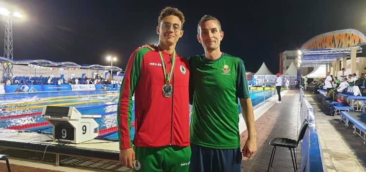 حمزة بن حليمة يهدي المغرب أول ذهبيّة بالبطولة الإفريقية للسباحة